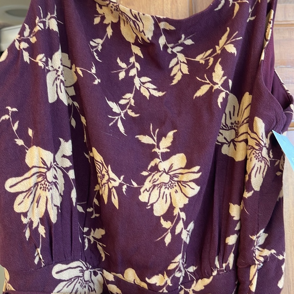 Boutique pants suit with spaghetti straps. Wide legs with side slits. - Picture 3 of 4